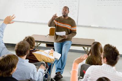 Teacher talking to students in a classroom 